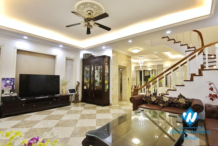 A shiny Vinhome Riverside villa in Long Bien for rent